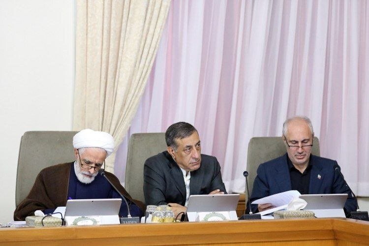 تصاویری از جلسه هیئت دولت/ سرپرست وزارت دفاع با لباس سپاه به دولت رفت/ زاکانی هم بود