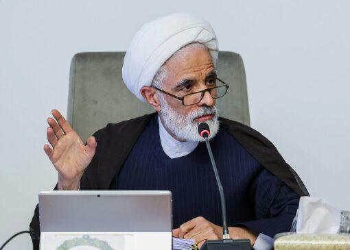 حاشیه‌سازی برخی مختص پزشکیان نیست؛ به قالیباف، قوه قضا و شورای نگهبان هم توهین می‌کنند/ فردی با لباس پیامبر و به نام حزب‌الله می‌گوید بمب اتم بسازیم!