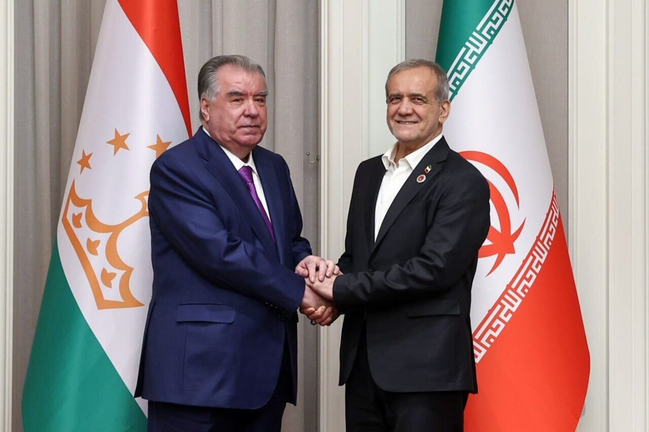 دیدار پزشکیان با رئیس جمهور قرقیزستان با محوریت موضوعات ترانزیتی جدید/ چرا رئیس جمهور از صدیر جباروف قدردانی کرد؟