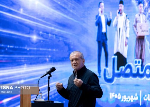 عکس های دیدنی مراسم افتتاح پروژه‌های خانواده ارتباطات؛ از دستخط رییس‌جمهور روی تمبر اختصاصی تا درگوشی‌های پزشکیان با ستارهاشمی و یکی از حاضران!
