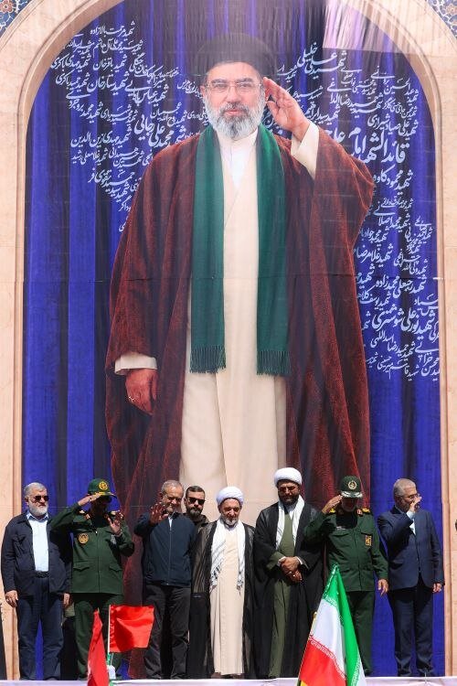 پزشکیان در رزمایش جان‌فدایان ایران/ تصویر لبخند رئیس‌جمهور در میان دو فرمانده سپاهی
