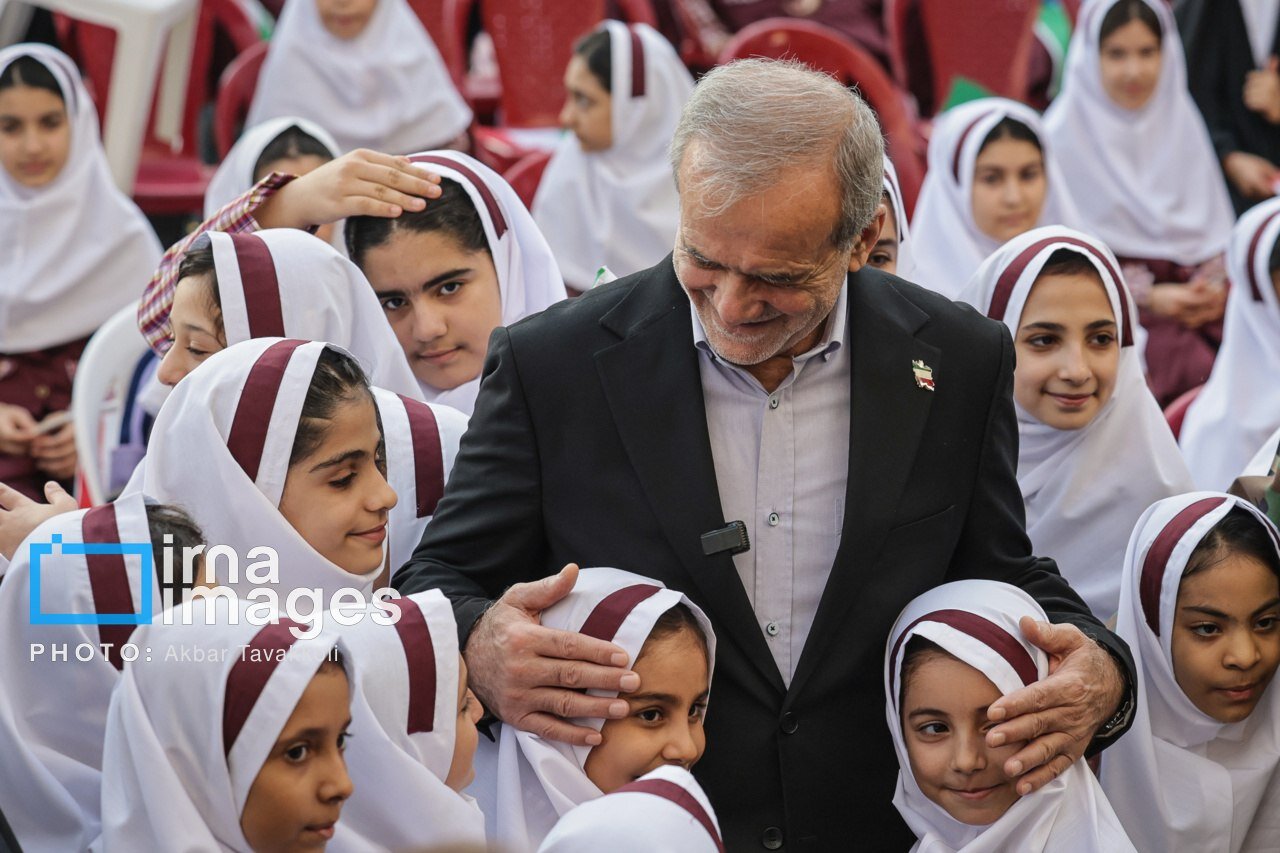 دختران دانش آموز در آغوش پزشکیان/ تصاویر متفاوت از حضور رئیس جمهور در یک دبستان دخترانه