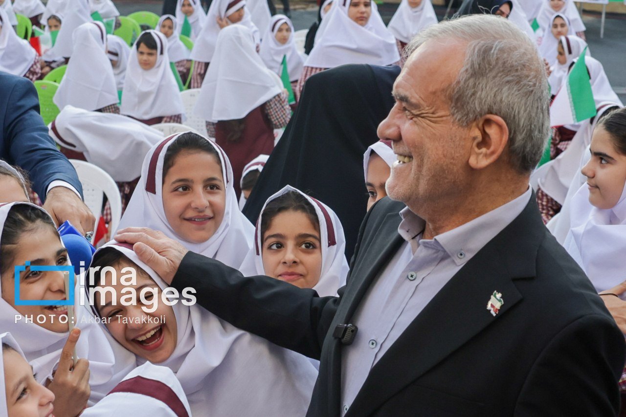 دختران دانش آموز در آغوش پزشکیان/ تصاویر متفاوت از حضور رئیس جمهور در یک دبستان دخترانه