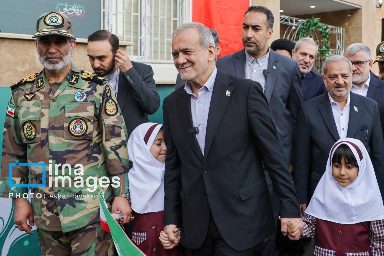 دختران دانش آموز در آغوش پزشکیان/ تصاویر متفاوت از حضور رئیس جمهور در یک دبستان دخترانه