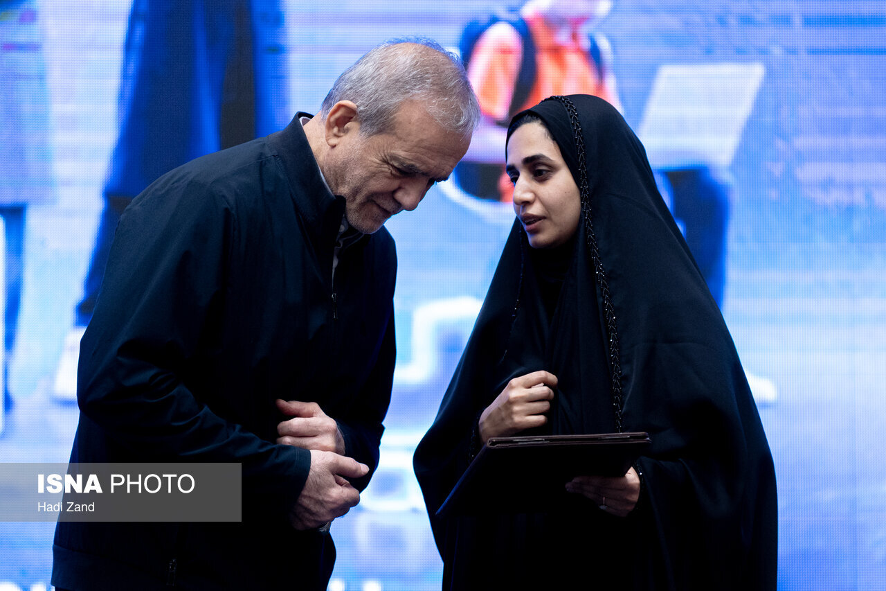 عکس های دیدنی مراسم افتتاح پروژه‌های خانواده ارتباطات؛ از دستخط رییس‌جمهور روی تمبر اختصاصی تا درگوشی‌های پزشکیان با ستارهاشمی و یکی از حاضران!
