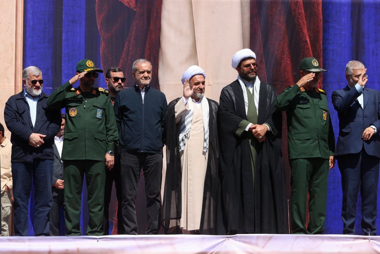 پزشکیان در رزمایش جان‌فدایان ایران/ تصویر لبخند رئیس‌جمهور در میان دو فرمانده سپاهی