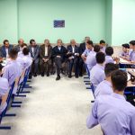 پزشکیان پشت نیمکت‌های مدرسه/ رئیس‌جمهور پای درس دانش‌آموزان نشست + تصاویر